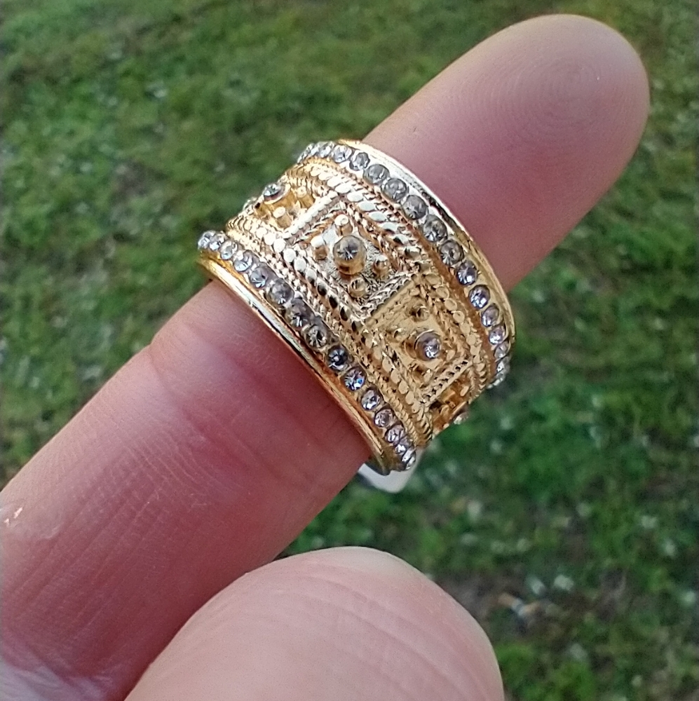 18k Band With White Topaz Size 8 New W/Gift Box